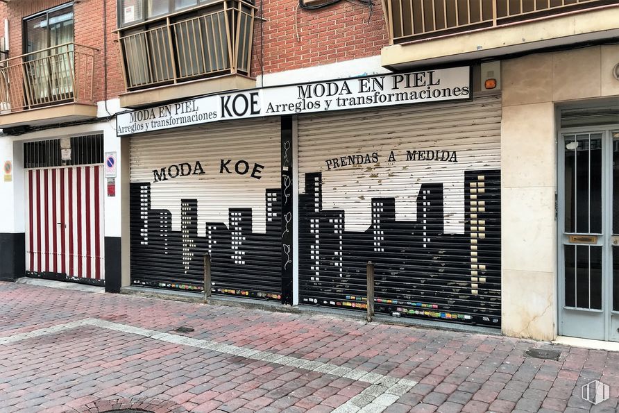 Retail for sale at Calle Sierra Vieja, 77, Villa de Vallecas, Madrid, 28031 with door, building, window, brickwork, brick, architecture, road surface, wood, wall and real estate around