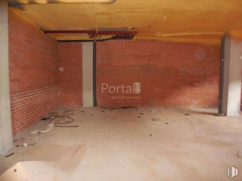 Retail for sale at Calle General Emilio Villaescusa, Tarancón, Cuenca, 16400 with property, wood, building, flooring, floor, gas, brick, ceiling, composite material and brickwork around