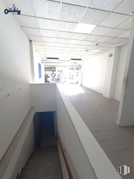 Retail for rent at Calle Miguel de Unamuno, 3, Fuenlabrada, Madrid, 28944 with floor, flooring, ceiling, composite material, tile flooring, concrete, building material, tile, daylighting and plaster around