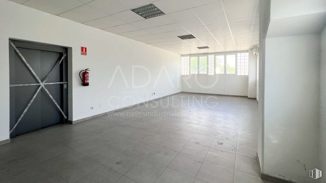 Industrial for sale at Avenida Técnica, Azuqueca de Henares, Guadalajara, 19200 with door, building, fixture, interior design, flooring, floor, hall, ceiling, glass and concrete around