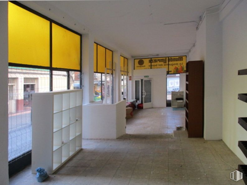 Local en alquiler en Barrio del Pilar, Fuencarral - El Pardo, Madrid, 28029 con ebanistería, ventana, accesorio, edificio, madera, suelo, piso, pasillo, bienes raíces y puerta alrededor