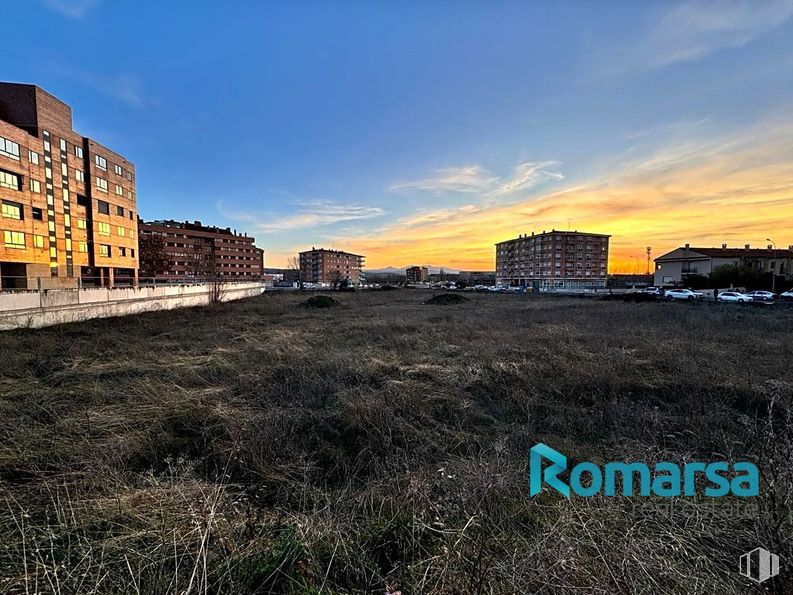 Land for sale at Avenida de la Juventud, Ávila, 05003 with building, cloud, sky, plant, sunlight, house, residential area, landscape, dusk and tree around