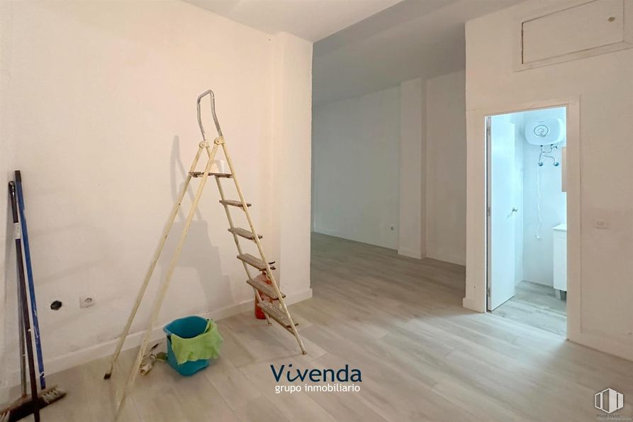 Retail for rent at Zona centro, Móstoles, Madrid, 28937 with ladder, floor, flooring, wood flooring, wall, wood, interior design, laminate flooring, ceiling and room around