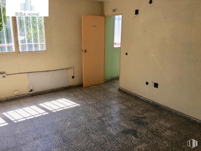 Industrial for sale at Zona empresarial, San Fernando de Henares, Madrid, 28830 with door, window, building, fixture, wood, flooring, floor, house, paint and shade around