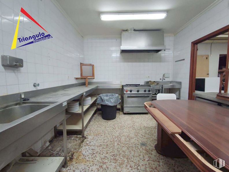 Retail for sale at Calle Tejedores, Segovia, 40004 with sink, table, tap, furniture, kitchen sink, countertop, cabinetry, plumbing fixture, building and kitchen around