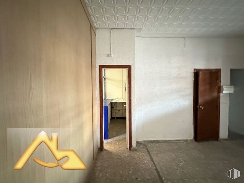 Retail for sale at Plaza España, El Barco de Ávila, Ávila, 05600 with door, mirror, fixture, wood, floor, flooring, tints and shades, ceiling, space and concrete around