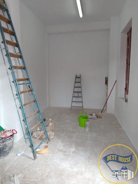 Retail for sale & for rent at Zona centro, Cuenca, 16004 with ladder, property, wood, paint, floor, flooring, composite material, gas, fixture and hardwood around