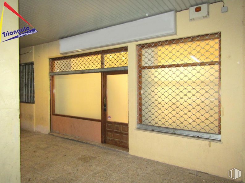 Retail for sale at Zona Nueva Segovia, Segovia, 40006 with window, fixture, wall, shade, wood, tints and shades, building, composite material, door and facade around