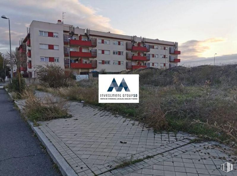 Land for sale at Arrabal 3/2 Bachiller 2, Ávila, 05002 with building, cloud, sky, plant, window, land lot, house, urban design, street light and asphalt around