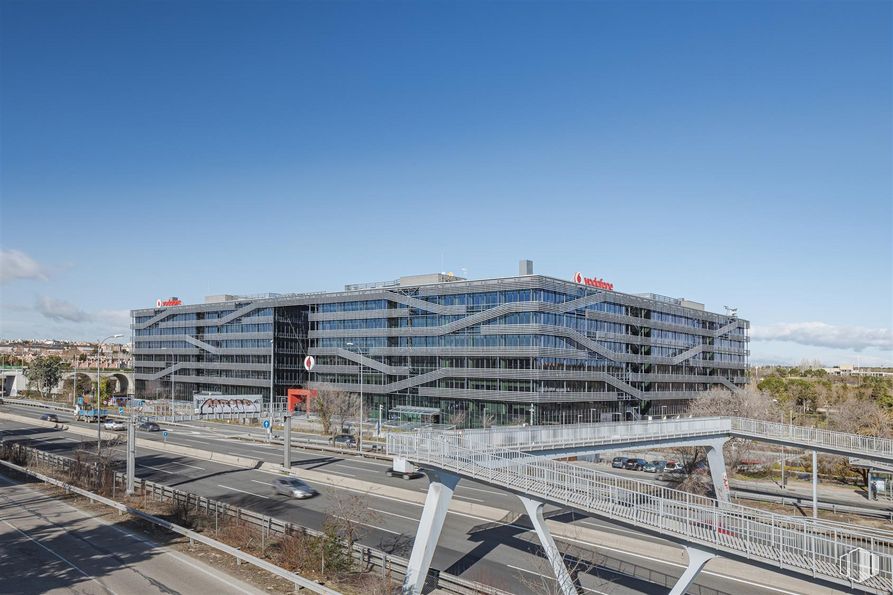 Oficina en alquiler en Avenida América, Barajas, Madrid, 28028 con cielo, edificio, nube, diseño urbano, bloque de pisos, condominio, hito, ciudad, carretera y material compuesto alrededor