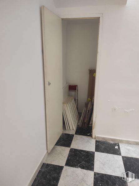 Local en alquiler y venta en Calle Río Ebro, 5, Móstoles, Madrid, 28935 con armario, edificio, accesorio, suelo de baldosas, madera, suelos, suelo, puerta, casa y hall alrededor