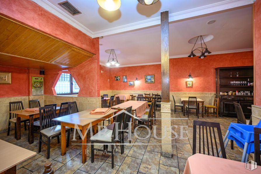 Retail for sale at Calle Dos Amigos, Parla, Madrid, 28980 with light fixture, chair, lighting, kitchen & dining room table, table, interior design, flooring, furniture, ceiling and floor around