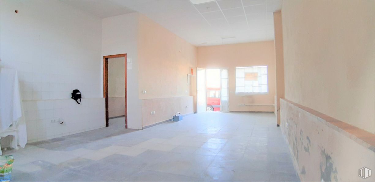 Retail for rent at Casco urbano, Otero de Herreros, Segovia, 40422 with window, fixture, wood, door, hall, flooring, wall, floor, building and ceiling around