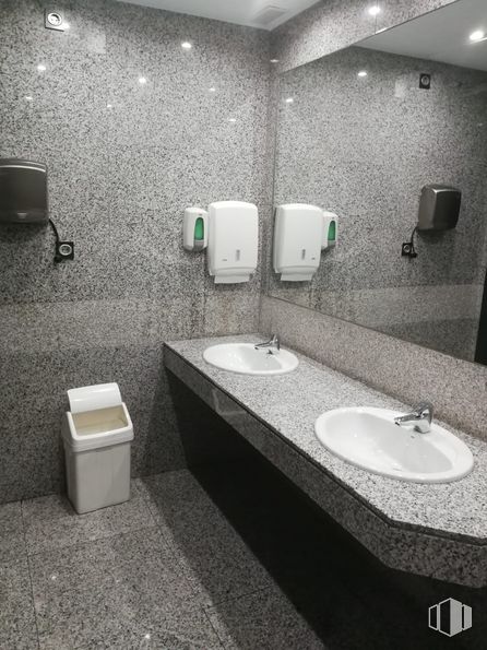 Oficina en alquiler en Edificio Atenea, Calle Pollensa, 2-4, Las Rozas de Madrid, Madrid, 28230 con secador de manos, fregadero, encimera, grifo, lavabo del baño, arreglo de tubería, fotografía, blanco, espejo, luz, baño y negro alrededor