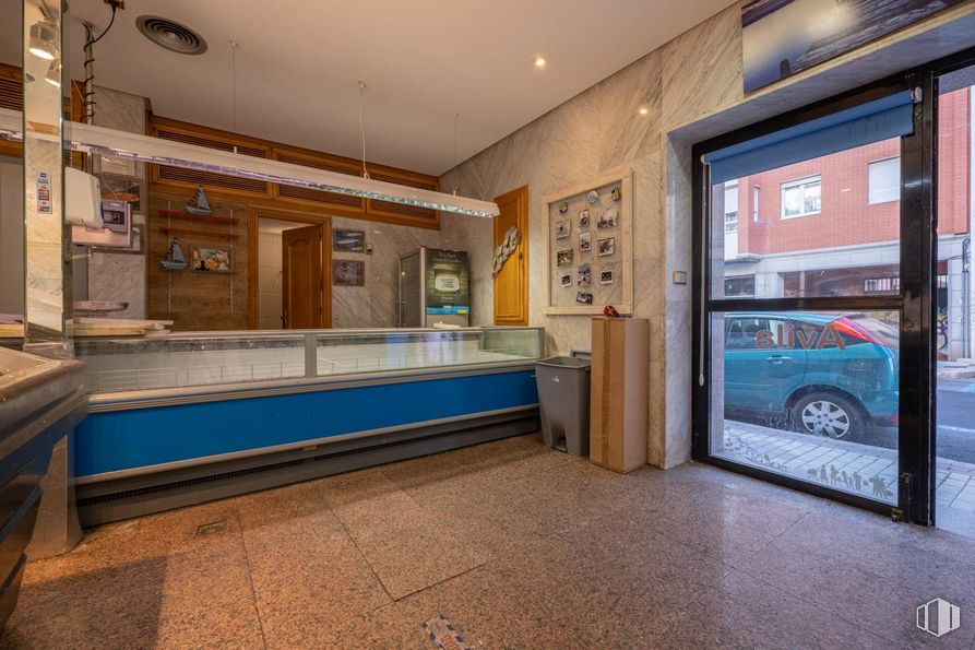 Retail for sale at Calle Cuartel de la Montaña, Ávila, 05001 with wheel, door, tire, building, interior design, countertop, vehicle, flooring, floor and house around