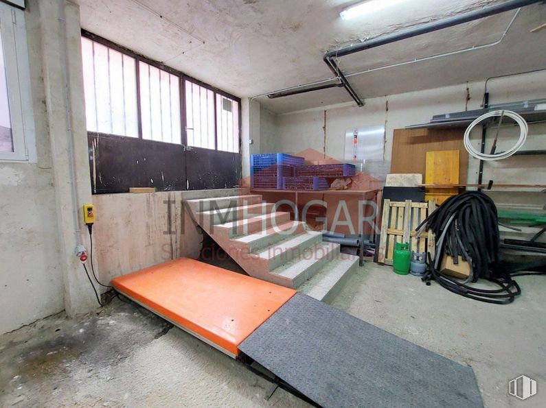 Retail for sale at Zona Sur, Ávila, 05002 with bench, building, house, floor, flooring, wood, gas, window, ceiling and hall around