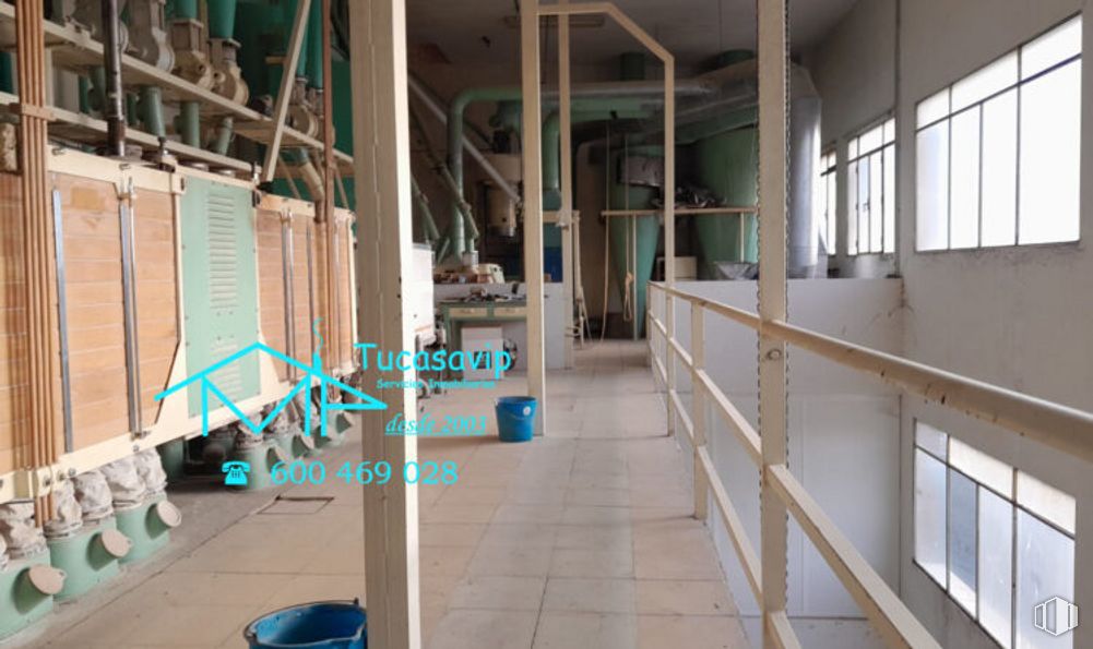 Industrial for rent at Zona centro, El Tiemblo, Ávila, 05270 with window, wood, building, floor, house, flooring, gas, building material, ceiling and fixture around