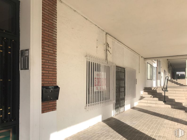 Retail for rent at Calle Constitución, 10, Guadalajara, 19003 with luggage & bags, wood, interior design, floor, hall, real estate, flooring, facade, ceiling and shade around