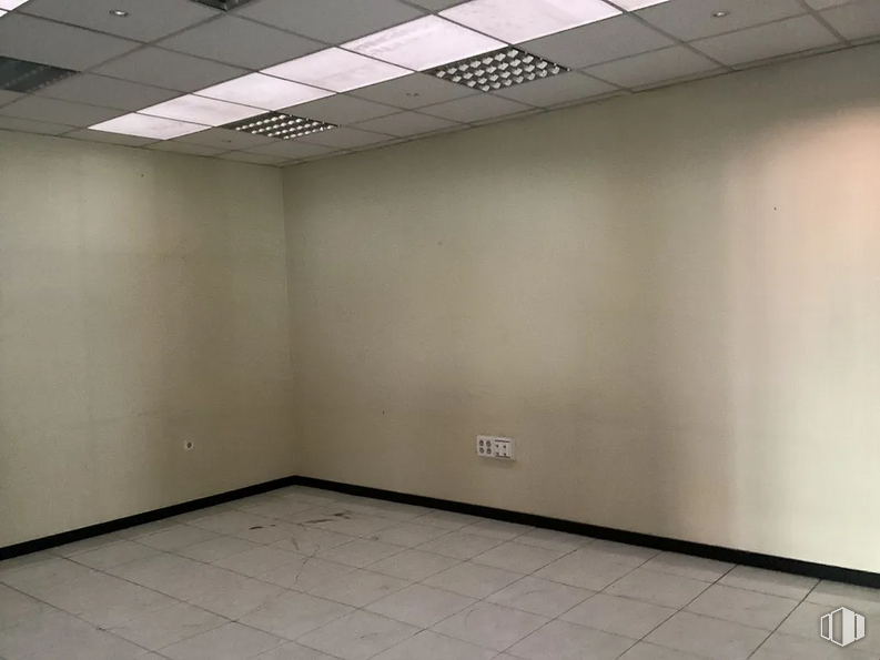 Industrial for rent at Calle Luis I, Villa de Vallecas, Madrid, 28031 with fixture, interior design, architecture, flooring, floor, wall, material property, hall, ceiling and building around