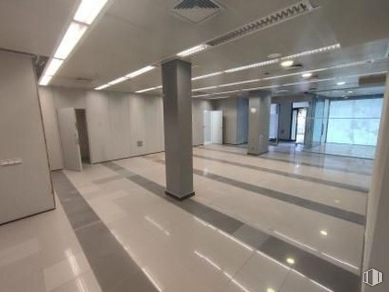 Retail for sale & for rent at Calle Ruperto Chapi, Alcobendas, Madrid, 28100 with flooring, floor, ceiling, interior design, composite material, tile flooring, glass, silver, transparency and tile around