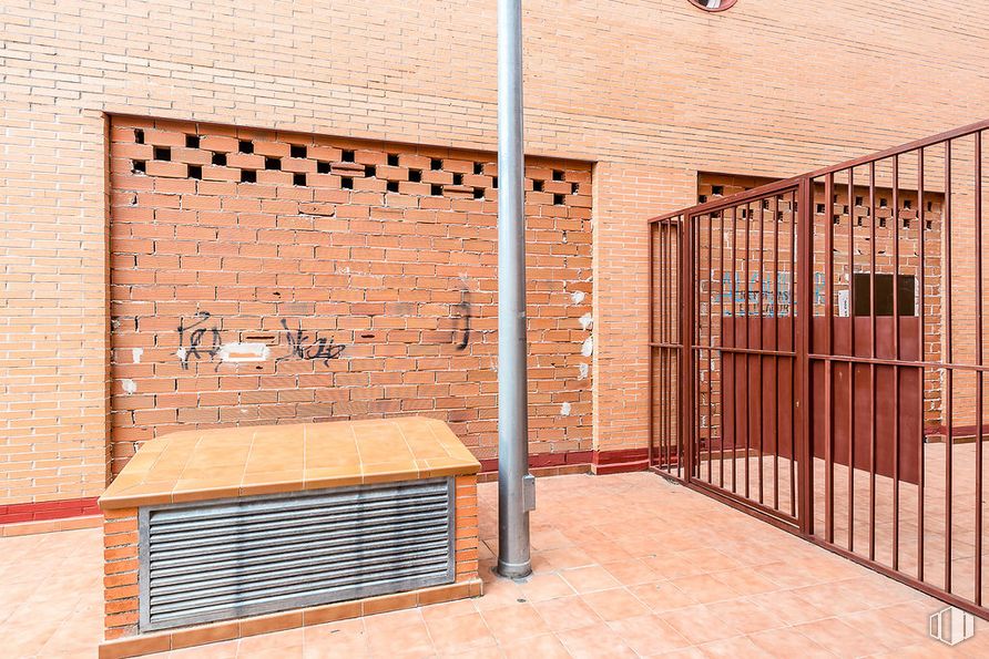 Local en alquiler y venta en Avenida Circunvalación, Daganzo de Arriba, Madrid, 28814 con ebanistería, edificio, madera, albañilería, ladrillo, ventana, casa, malla, piso y rectángulo alrededor