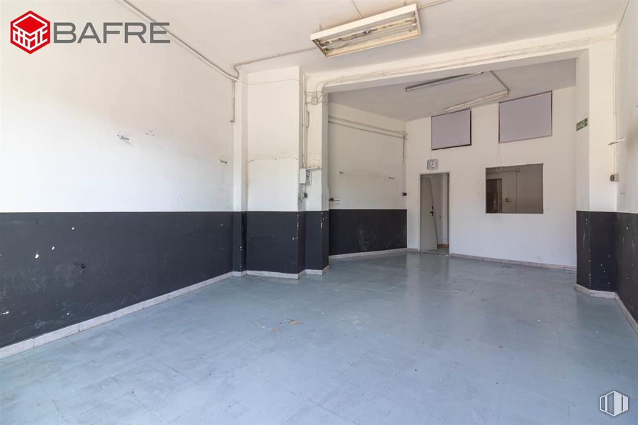 Retail for sale at Zona Carabanchel, Carabanchel, Madrid, 28025 with light fixture, door, lighting, flooring, floor, ceiling, hall, concrete, paint and plaster around