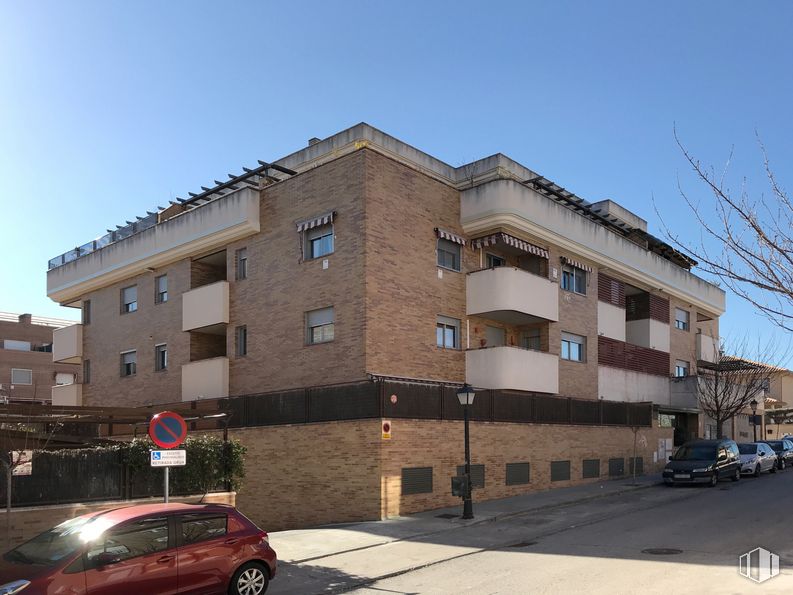 Retail for rent at Calle Fermín Cacho, 2, Brunete, Madrid, 28690 with car, building, tire, wheel, sky, property, window, vehicle, urban design and condominium around