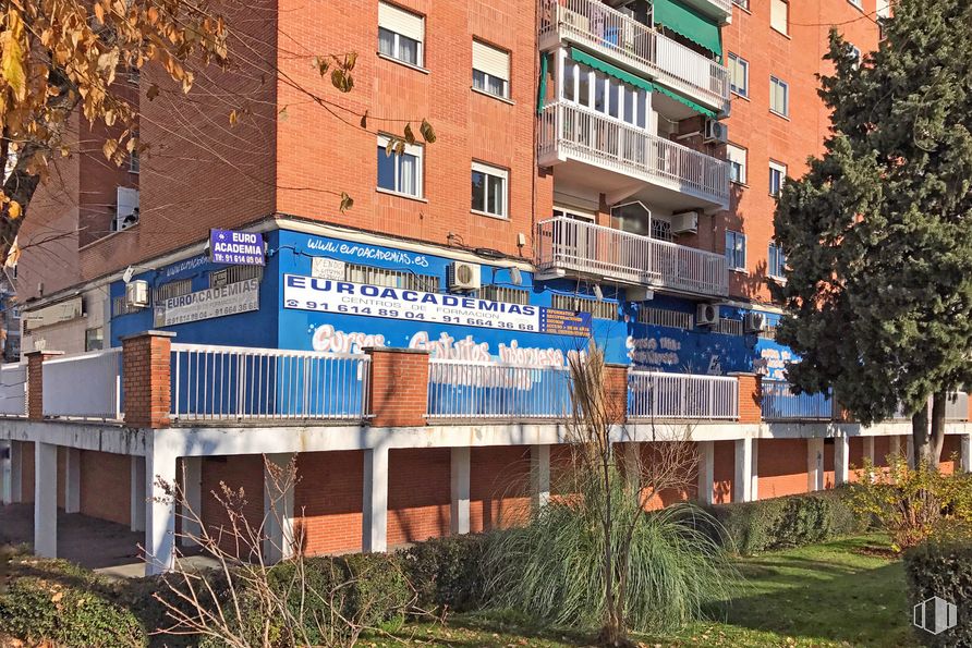 Local en alquiler y venta en Calle Carlos Arniches, 2, Móstoles, Madrid, 28935 con código de barras 1d, planta, edificio, día, ventana, árbol, diseño urbano, pared, barrio y condominio alrededor