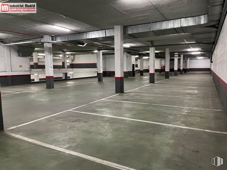 Office for sale & for rent at Avenida de Madrid, Arganda del Rey, Madrid, 28500 with building, fixture, field house, floor, flooring, gas, composite material, parking, ceiling and concrete around