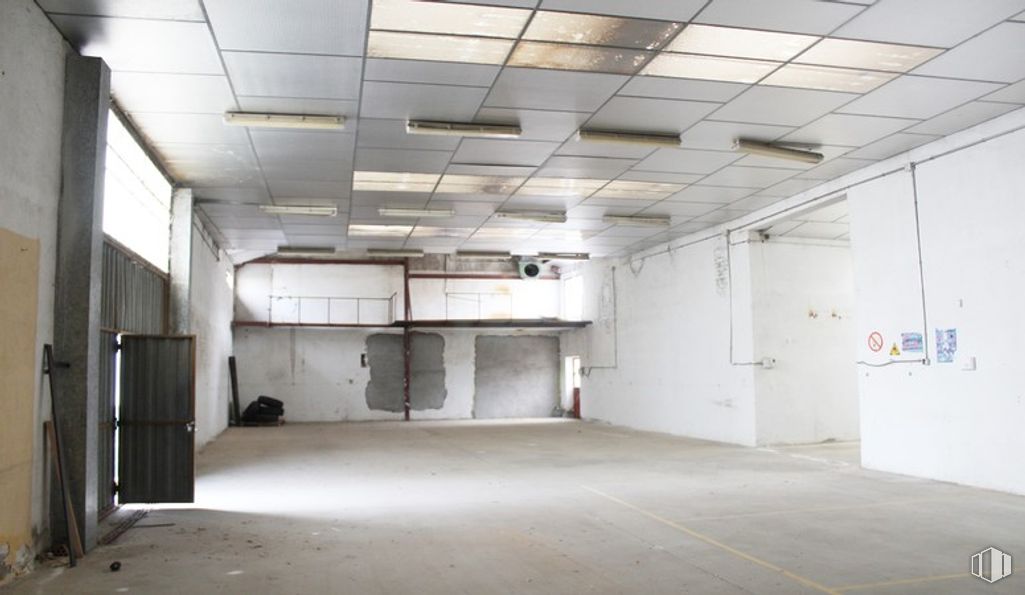 Industrial for sale at Calle Alonso Pita, Sonseca, Toledo, 45100 with door, flooring, floor, ceiling, composite material, metal, concrete, hall, light fixture and building material around