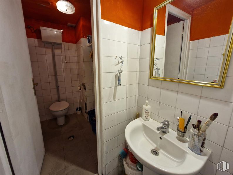 Retail for sale at Calle Marqués de Viana, 22, Tetuán, Madrid, 28039 with sink, toilet, mirror, bathroom sink, plumbing fixture, bathroom, tap, plumbing, flooring and floor around