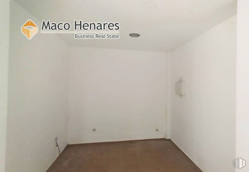 Retail for rent at Calle Chile, 7, Torrejón de Ardoz, Madrid, 28850 with fixture, composite material, flooring, paint, font, ceiling, wood, rectangle, building material and plaster around