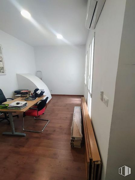 Oficina en venta en Barrio La Chopera, Arganzuela, Madrid, 28045 con silla, mesa, escritorio, mueble, diseño de interiores, madera, pavimentos, piso, silla de oficina y accesorio alrededor