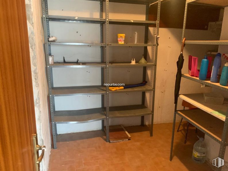 Retail for sale at Calle Agustín Rodríguez Sahagun, Ávila, 05003 with bookcase, furniture, shelf, shelving, wood, room, gas, hardwood, flooring and machine around