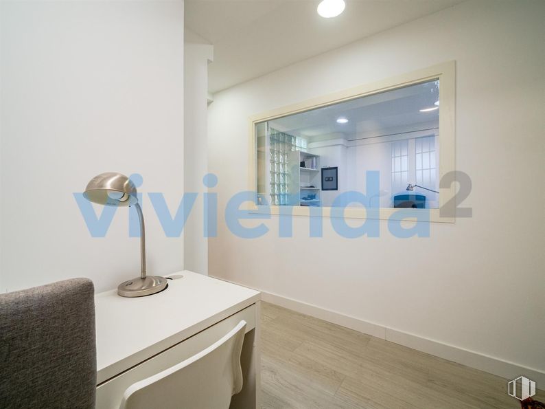 Oficina en venta en Calle Drácena, Chamartín, Madrid, 28016 con alumbrado, espejo, lámpara, mesa, edificio, accesorio, madera, suelos, interiorismo y suelo alrededor