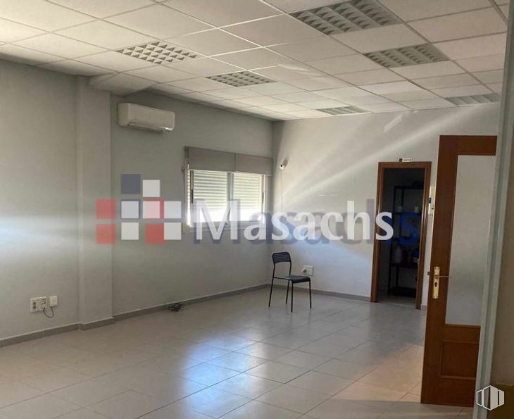 Nave en alquiler y venta en Zona industrial, Villaverde, Madrid, 28021 con silla, puerta, ventana, persiana de la ventana, accesorio, hall, suelos, suelo, techo y vidrio alrededor