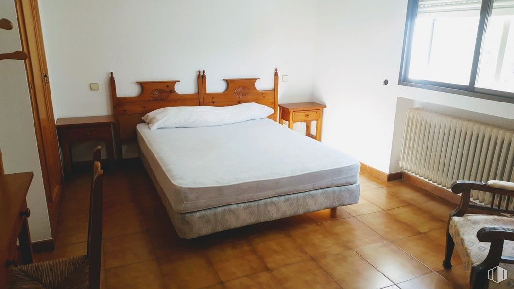 Retail for sale at Zona La Pedriza, Manzanares el Real, Madrid, 28410 with bed, window, table, furniture, building, comfort, wood, bed frame, floor and flooring around