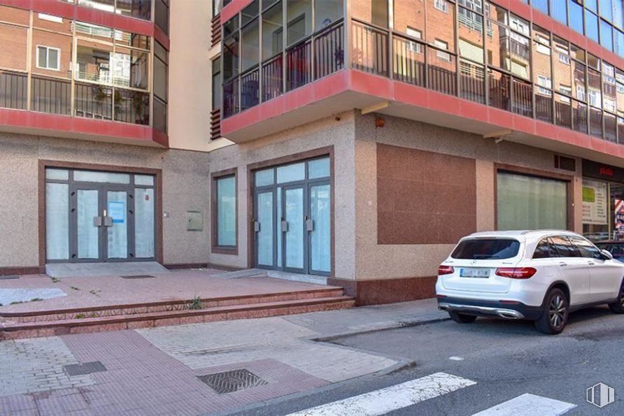 Retail for sale & for rent at Calle Burgohondo, Ávila, 05002 with car, wheel, building, tire, land vehicle, vehicle, window, vehicle registration plate, architecture and neighbourhood around