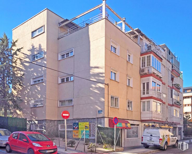 Oficina en alquiler en Calle Venezuela, 8, Majadahonda, Madrid, 28220 con edificio, ventana, tiempo de día, bloque de pisos, diseño urbano, condominio, línea, vecindario, barrio residencial y propiedad material alrededor