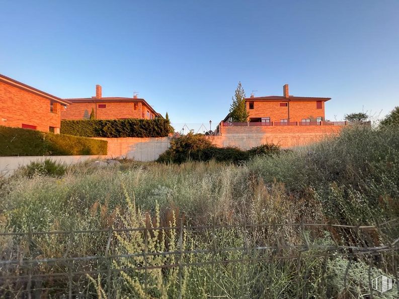 Suelo en venta en Calle Países Bajos, Ávila, 05004 con casa, cielo, planta, ventana, edificio, paisaje natural, árbol, lote de terreno, hierba y llano alrededor