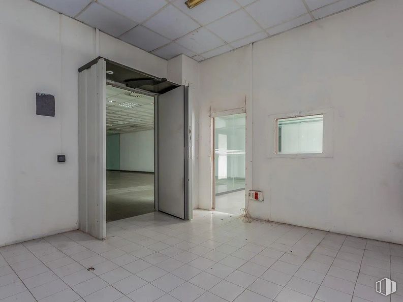 Nave en venta en Avenida Camino de lo Cortao, 6, San Sebastián de los Reyes, Madrid, 28700 con ventana, accesorio, edificio, hall, interiorismo, suelo, suelos, techo, madera y suelo de baldosas alrededor