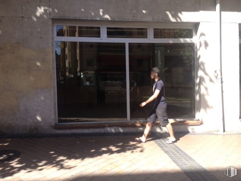 Retail for rent at Calle Santo Tomás, 2, Segovia, 40002 with person, shorts, top, shade, wood, building, floor, flooring, road surface and tints and shades around