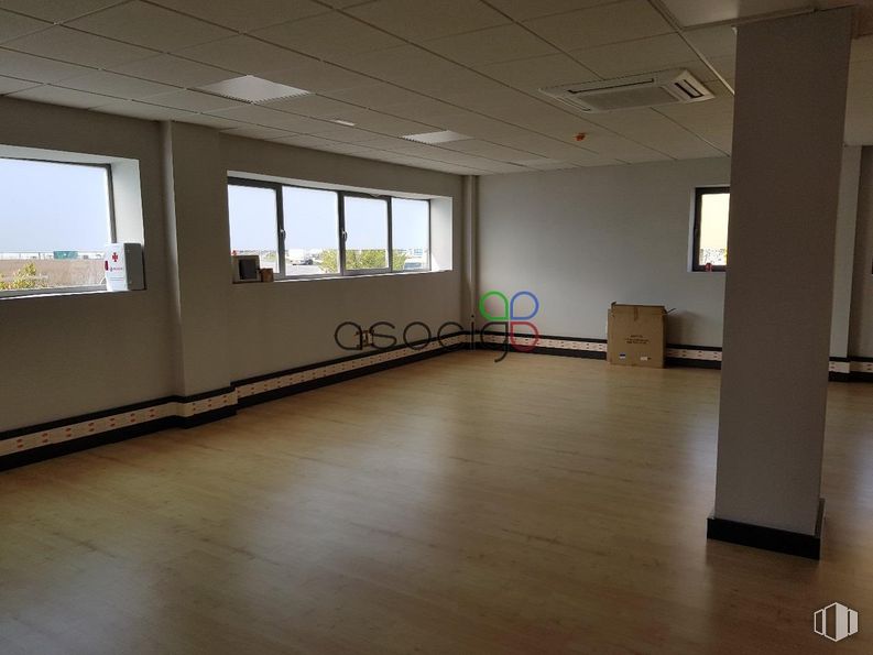 Office for sale at Calle Francisco Aritio, 164, Guadalajara, 19004 with window, building, fixture, wood, house, shade, interior design, floor, hall and flooring around