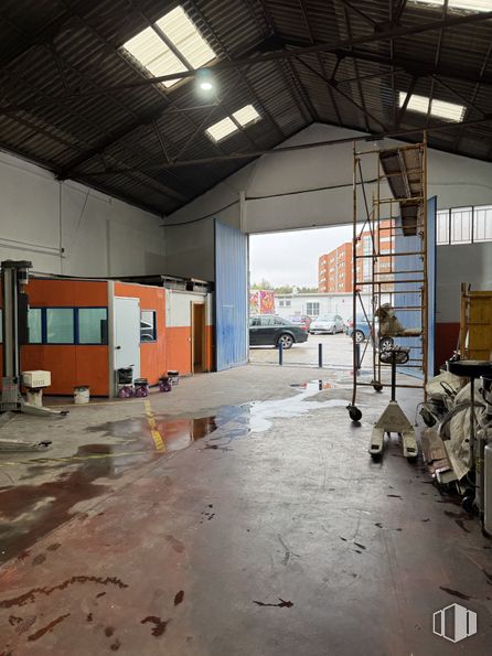 Industrial for rent at Carretera Vicálvaro Estación O´Donnell, 4, Vicálvaro, Madrid, 28032 with car, flooring, floor, ceiling, hall, beam, building material, daylighting, loft and warehouse around