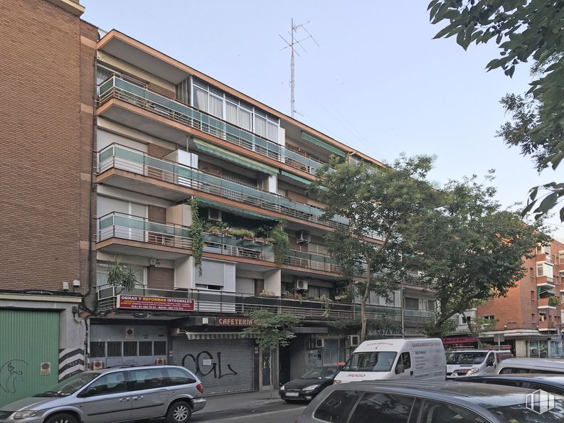 Retail for sale at Calle Esteban Collantes, Ciudad Lineal, Madrid, 28017 with car, land vehicle, sky, tire, vehicle, wheel, automotive parking light, building, window and plant around