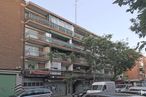 Retail for sale at Calle Esteban Collantes, Ciudad Lineal, Madrid, 28017 with car, land vehicle, sky, tire, vehicle, wheel, automotive parking light, building, window and plant around