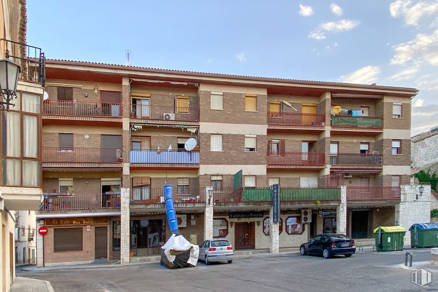 Retail for sale at Plaza de Espina, Ocaña, Toledo, 45300 with car, sky, building, property, window, cloud, urban design, neighbourhood, residential area and tire around