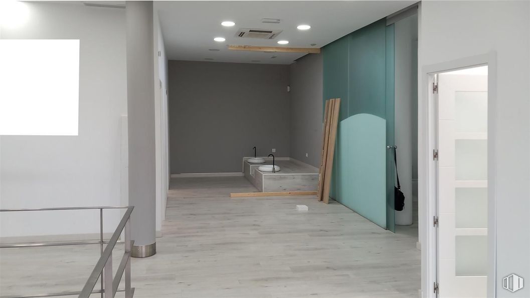 Local en alquiler y venta en Calle Abastos, 94, Aranjuez, Madrid, 28300 con puerta, suelos, suelo, pared, madera, suelos de madera, interiorismo, suelo laminado, techo y alumbrado alrededor