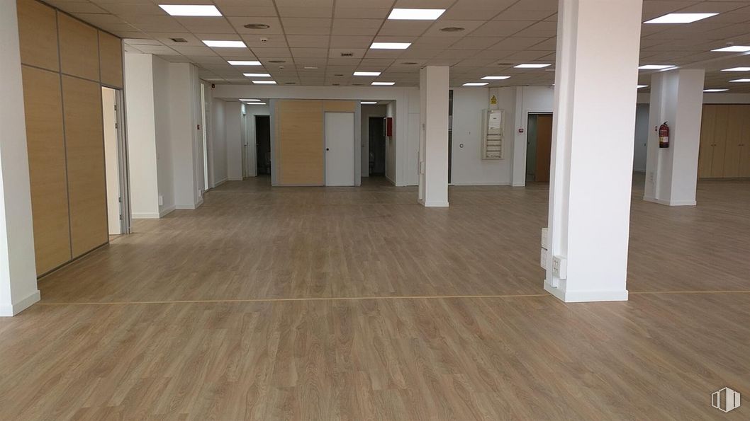 Oficina en alquiler en Calle Albasanz, 75, San Blas - Canillejas, Madrid, 28037 con accesorio, hall, madera, suelos, suelo, material de construcción, suelo laminado, puerta, beige y tinte para madera alrededor