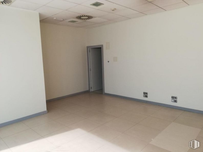 Retail for sale & for rent at Calle Gijón, Fuenlabrada, Madrid, 28942 with door, fixture, wood, interior design, floor, hall, flooring, ceiling, hardwood and paint around